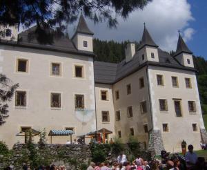 Hoech Castle with visitors