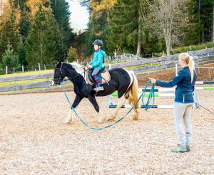 Kompetentes Personal begleitet die Kinder