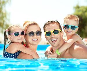 Glueckliche Familie beim Baden