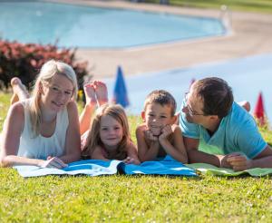 Eine Familie auf der Liegewiese
