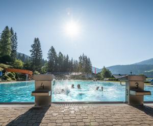 Schwimmbad mit Badegaesten