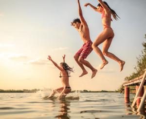Junge Leute springen ins Wasser