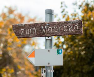 Signpost to the moor bath Symbolic image