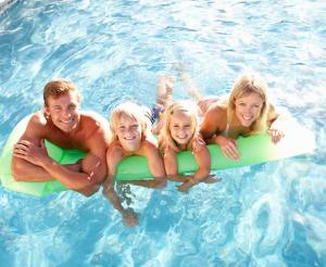 Family in the swimming pool Symbolic image
