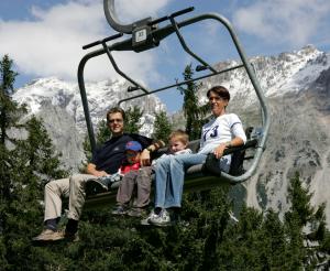 Gaeste auf dem Sessellift der Rittisbergbahn