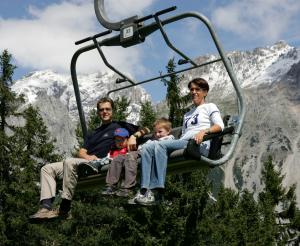 Guests on the chairlift of the Rittisbergbahn