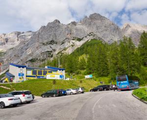 Dachstein Parkplatz und Strasse tuerlwandhuette