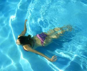 Symbolbild Hallenbad mit Schwimmer