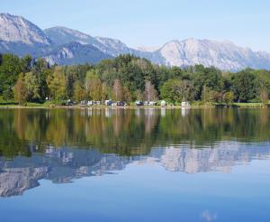 Der Putterersee mit Bergen im Hintergrund