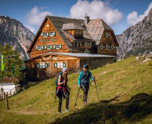 Wanderer kommen von der Austriahuette