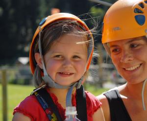 Mutter und Kind mit Helmen