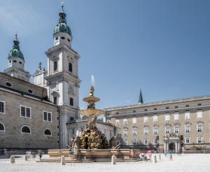 Residenzplatz  mit Blick auf die Residenz und Dom