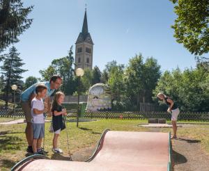 Familie beim Minigolf Spielen in Radstadt
