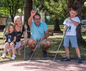Family playing minigolf in Radstadt