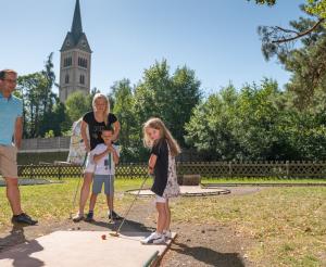Familie beim Minigolf Spielen in Radstadt