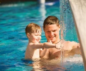Vater mit Kind im Schwimmbad