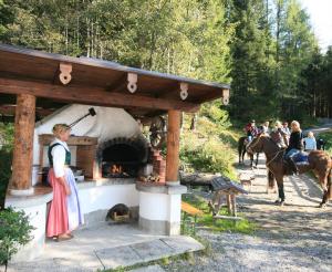 Reiter machen einen Ritt auf die Ochsenalm