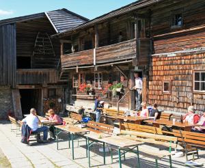 Gemuetliche Sonnenterrasse auf der Halseralm