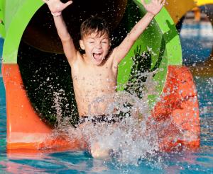 Junge kommt aus der Wasserrutsche